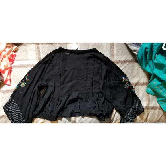 Patterned shirt with flared long sleeves - Picture 2 of 2